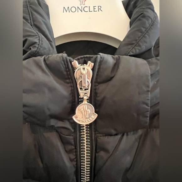 MONCLER ladies down jacket. Removable hood. - Picture 5 of 8